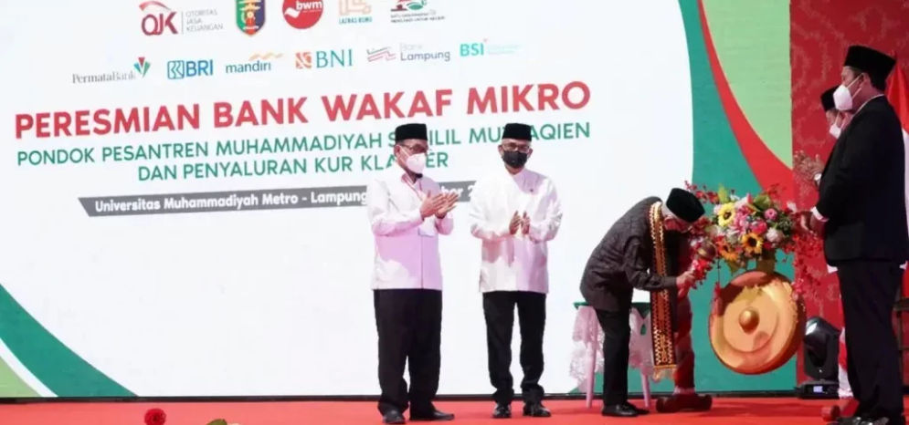 Wapres Ma’ruf Amin saat menghadiri Peresmian Program Bank Wakaf Mikro Pondok Pesantren Muhammadiyah Sabilil Muttaqien dan Penyaluran KUR Klaster, di Universitas Muhammadiyah Metro, Lampung, Kamis (23/12/2021). 