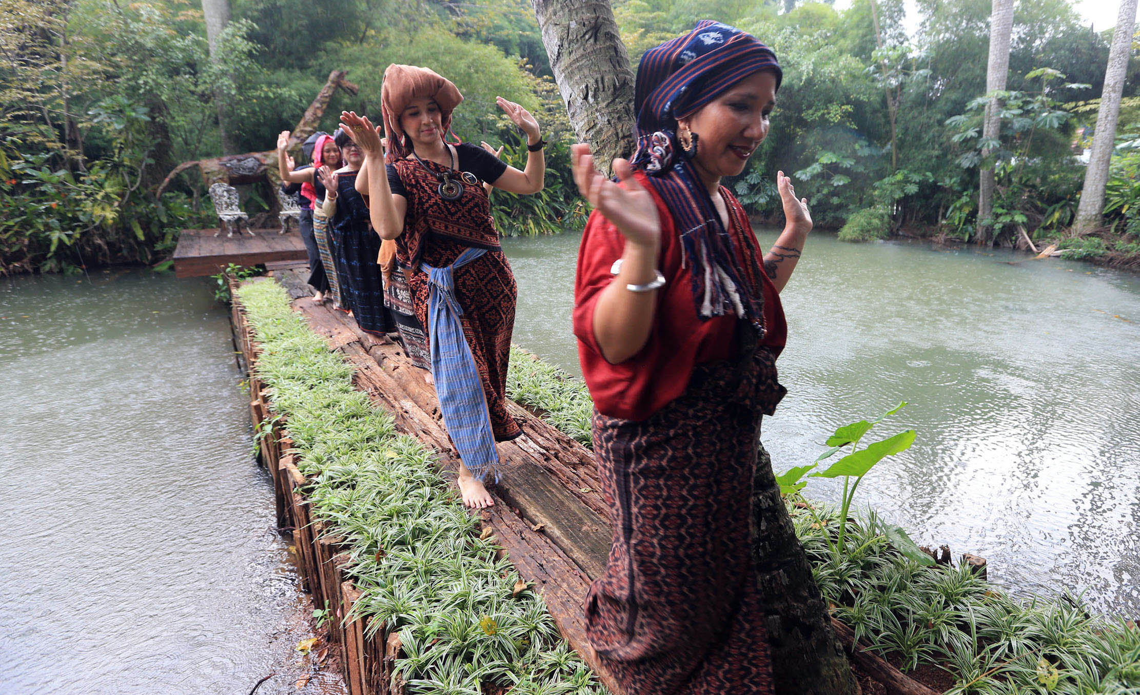 Sejumlah pegiat menampilkan busana wastra nusantara di Secret Garden Art Space, Cinangka, Depok, Jawa Barat dalam rangka memperingati Hari Ibu yang jatuh pada setiap tanggal 22 Desember. Foto : Panji Asmoro/TrenAsia