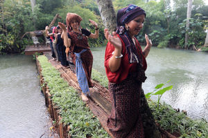 Peringati Hari Ibu Dengan Wastra Nusantara - Panji 1.jpg