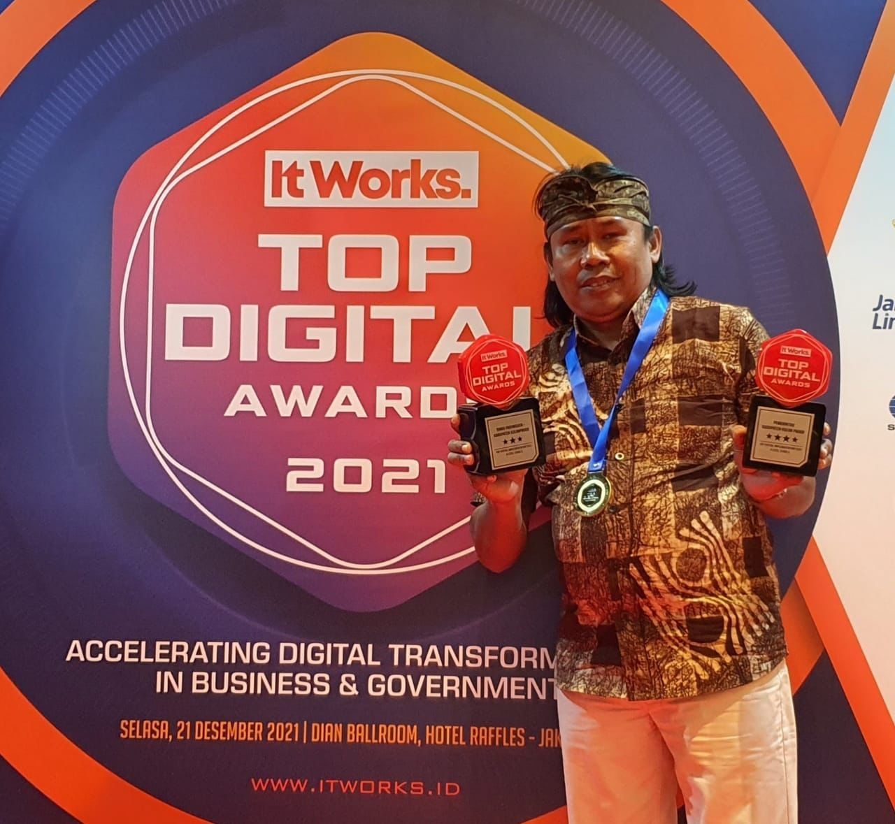 Kepala Dinas Pariwisata Kabupaten Kulon Progo, Joko Mursito menerima penghargaan Top Digital Awards 2021.