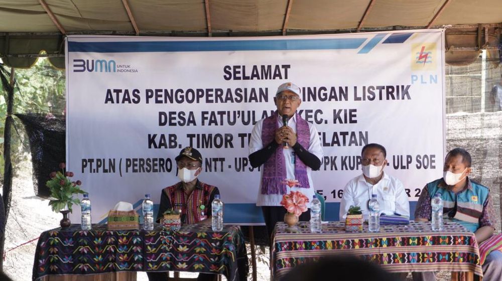 PT PLN (Persero) melakukan penyalaan listrik di Desa Fatuulan, Kecamatan Ki’e, Kabupaten Timor Tengah Selatan (TTS).jpg