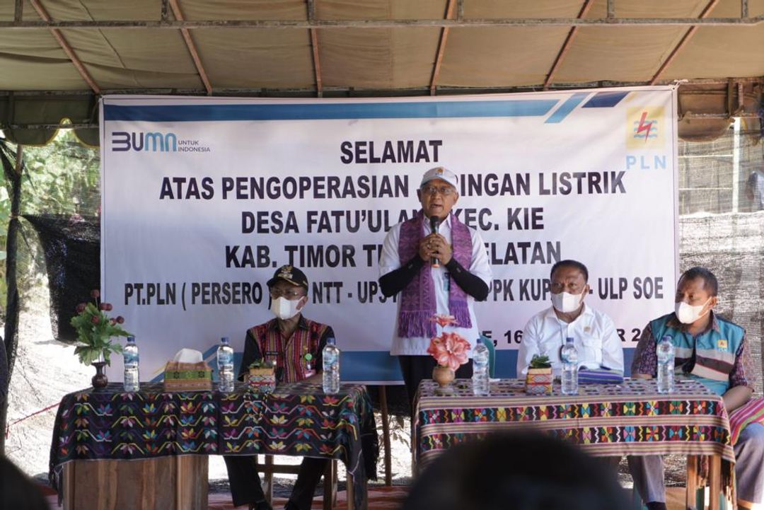 PT PLN (Persero) melakukan penyalaan listrik di Desa Fatuulan, Kecamatan Ki’e, Kabupaten Timor Tengah Selatan (TTS).jpg