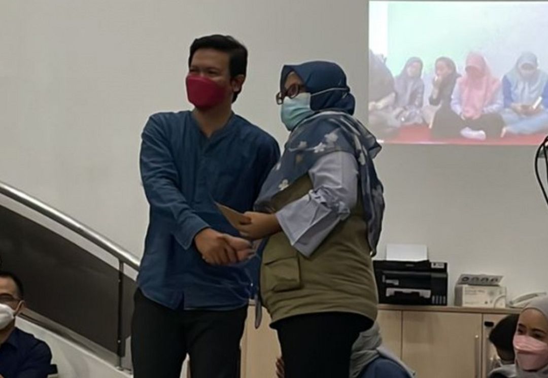 Ketua Yayasan Limaruma Indonesia Hendra Gunawan saat memberikan santunan untuk anak-anak yatim melalui Yayasan Indah Berbagi yang diperoleh dari Google Adsense TrenAsia.com / Dok. TrenAsia