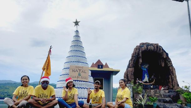 Wujud Cinta Lingkungan, Trash Hero  Larantuka Sulap Sampah Jadi Pohon Natal