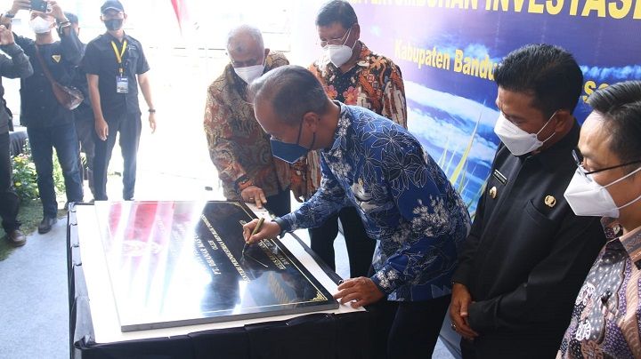 Menter Perindustrian Agus Gumiwang Kartasasmita di Kabupaten Bandung, Kamis, 23 Desember 2021