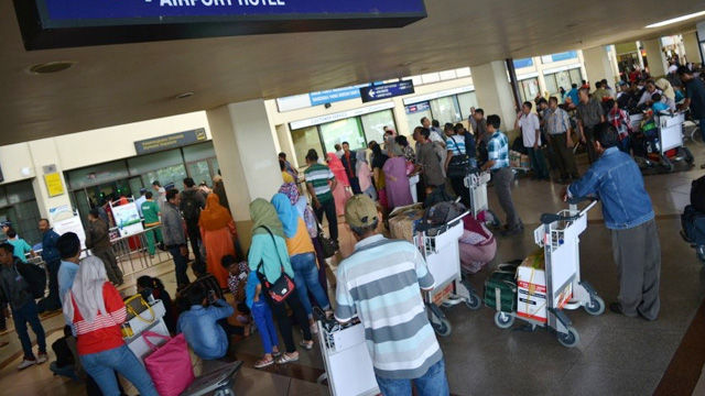 Penumpang di ruang tunggu Bandara Internasional Juanda Surabaya