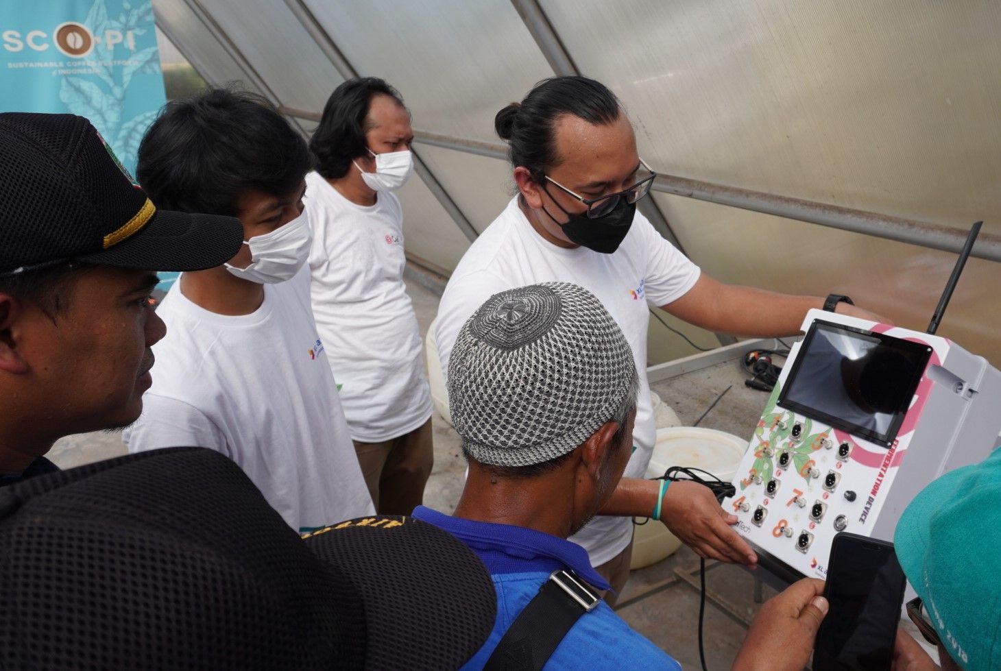 Perwakilan petani diajari bagaimana mengoperasikan alat berbasis IoT untuk meningkatkan kualitas panen kopi.