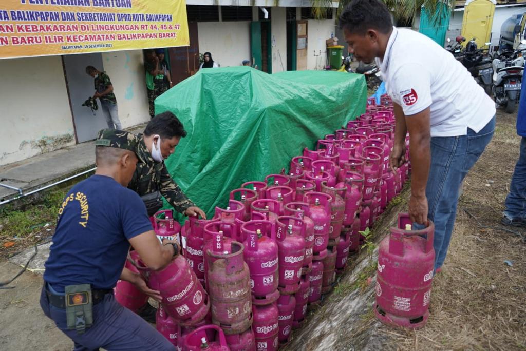 Pertamina menyalurkan bantuan ratusan tabung bright gas kepada korban kebakaran di Balikpapan.