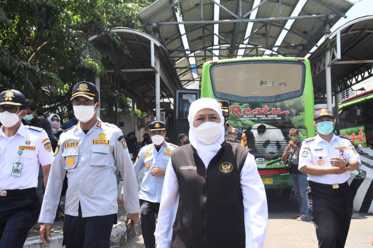 Gubernur Jatim Khofifah Indar Parawansa saat mengunjungi Terminal Purabaya Surabaya di Sidoarjo