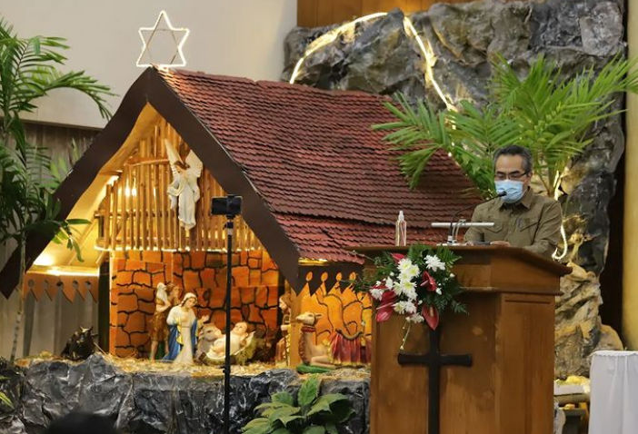 Bupati Bantul Abdul Halim Muslih memberikan pesan Natal kepada umat yang mengikuti misa di Gereja Katolik Santo Yakobus Bantul, Jumat (24/12/2021).