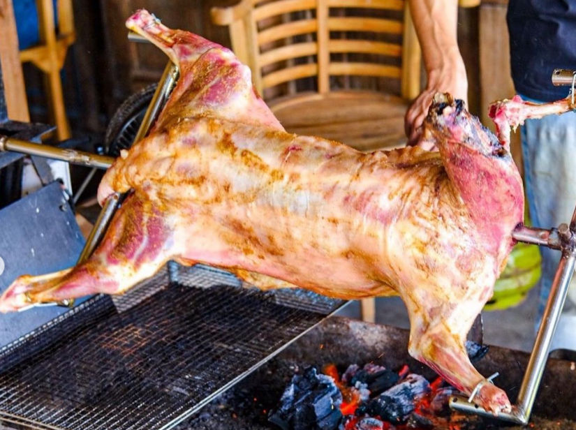 Kambing guling tengah dimasak di Dappoermu Nasi Kebuli dan Kambing Guling.