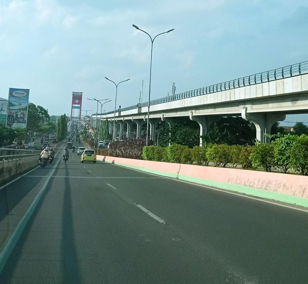 Salah satu ruas jalan utama di Kota Palembang