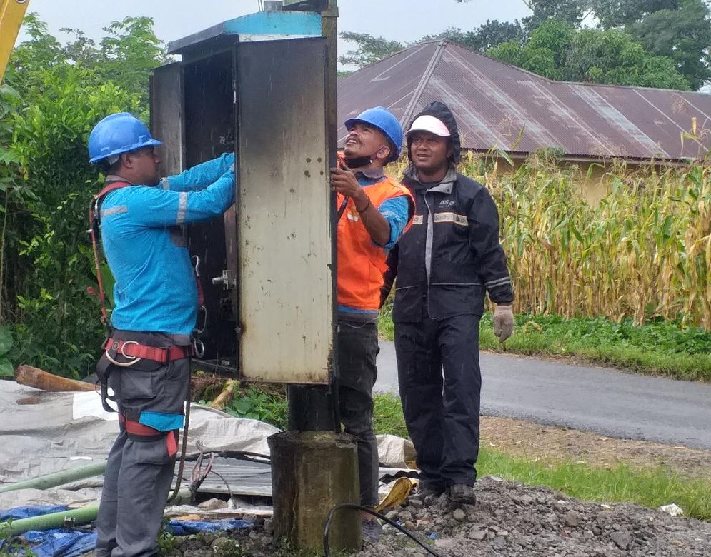 Gardu Listrik 002 di Wae Mbeleng, Kuwu yang meledak dan terbakar, Senin, 26 Desember 2021, dini hari.