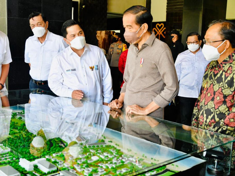 Presiden Joko Widodo melakukan peletakan batu pertama atau groundbreaking Rumah Sakit (RS) Internasional Bali yang terletak di Kawasan Wisata Sanur, Kota Denpasar, Bali, pada Senin, 27 Desember 2021.