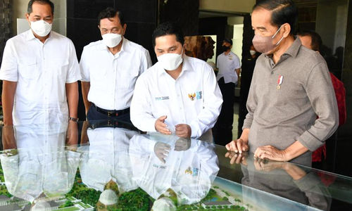 Menteri BUMN Erick Thohir mendampingi Presiden Joko Widodo saat melakukan peletakan batu pertama atau groundbreaking Rumah Sakit (RS) Internasional Bali yang terletak di Kawasan Wisata Sanur, Kota Denpasar, Bali, pada Senin, 27 Desember 2021.