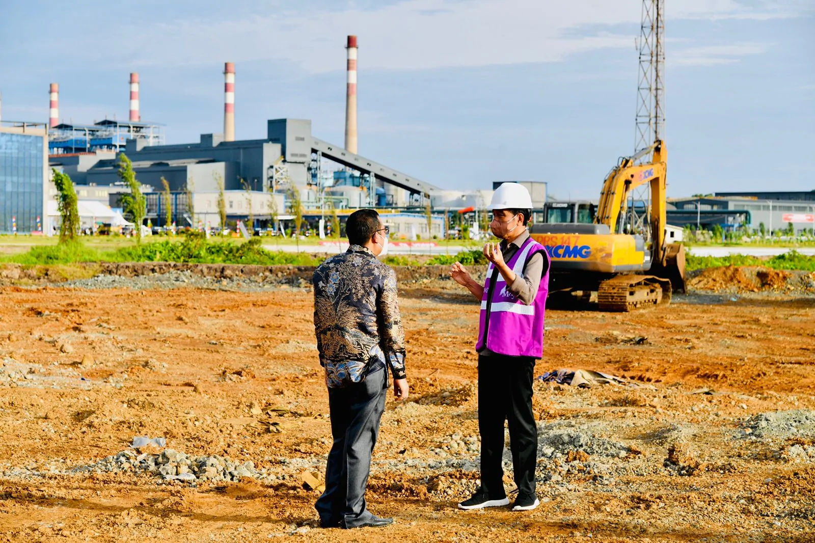 Presiden Jokowi meninjau pengolahan bijih nikel di Pabrik Smelter, Konawe, Sultra, Senin, 27 Desember 2021