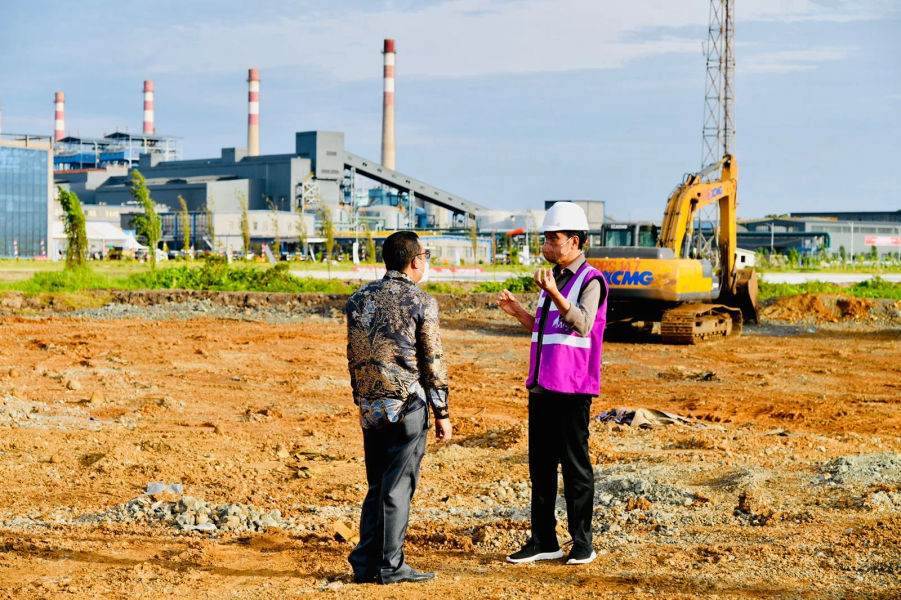 Presiden Jokowi meninjau pengolahan bijih nikel di Pabrik Smelter, Konawe, Sultra, Senin, 27 Desember 2021.webp