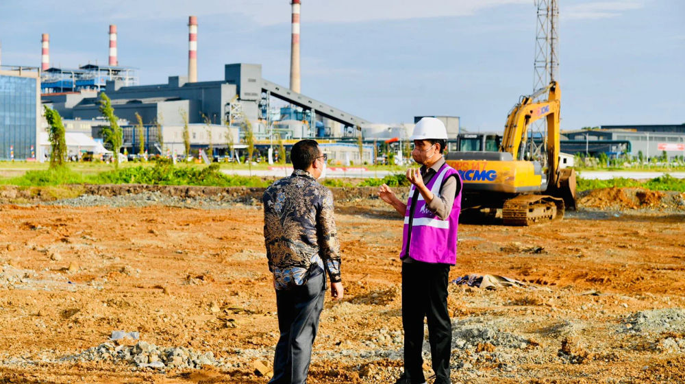 Presiden Jokowi meninjau pengolahan bijih nikel di Pabrik Smelter, Konawe, Sultra, Senin, 27 Desember 2021.webp