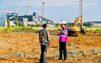 Presiden Jokowi meninjau pengolahan bijih nikel di Pabrik Smelter, Konawe, Sultra, Senin, 27 Desember 2021