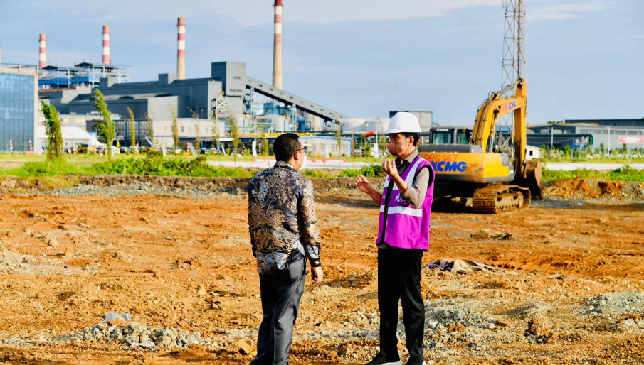 Presiden Jokowi meninjau pengolahan bijih nikel di Pabrik Smelter, Konawe, Sultra, Senin, 27 Desember 2021.webp