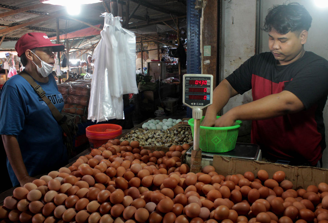 Aktifitas pedagang telur di kawasan Pasar Anyar Kota Tangerang, Senin 27 Desember 2021. Foto : Panji Asmoro/TrenAsia