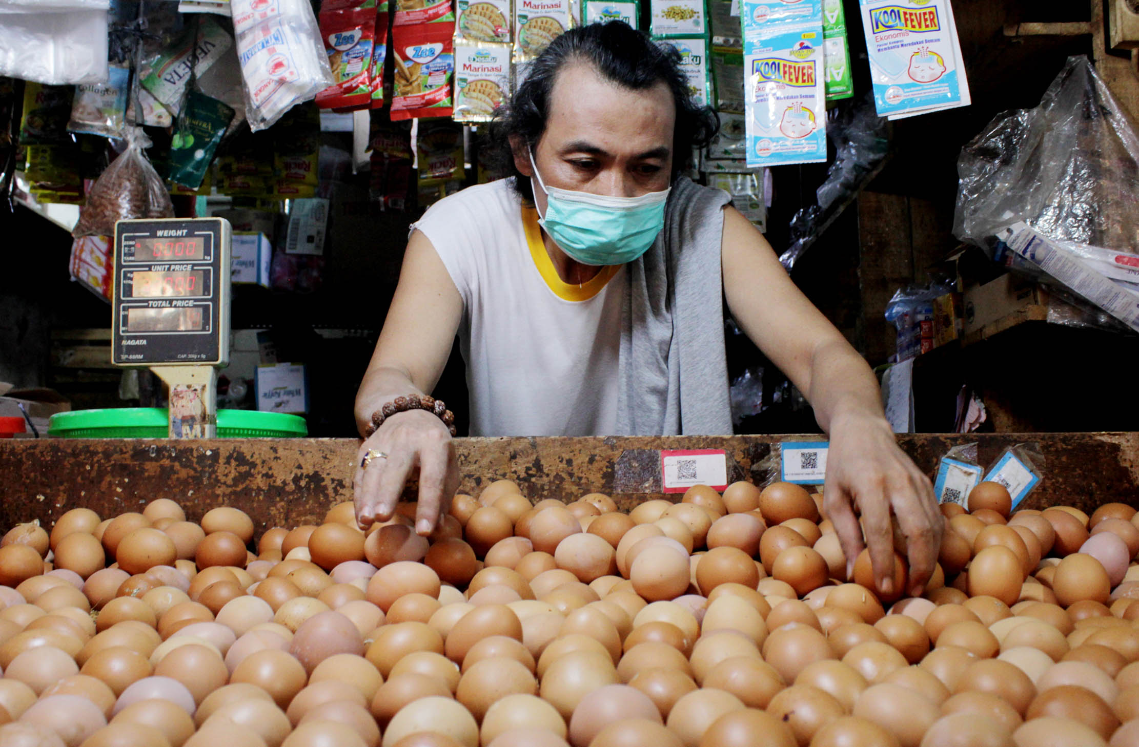 Aktifitas pedagang telur di kawasan Pasar Anyar Kota Tangerang, Senin 27 Desember 2021. Foto : Panji Asmoro/TrenAsia