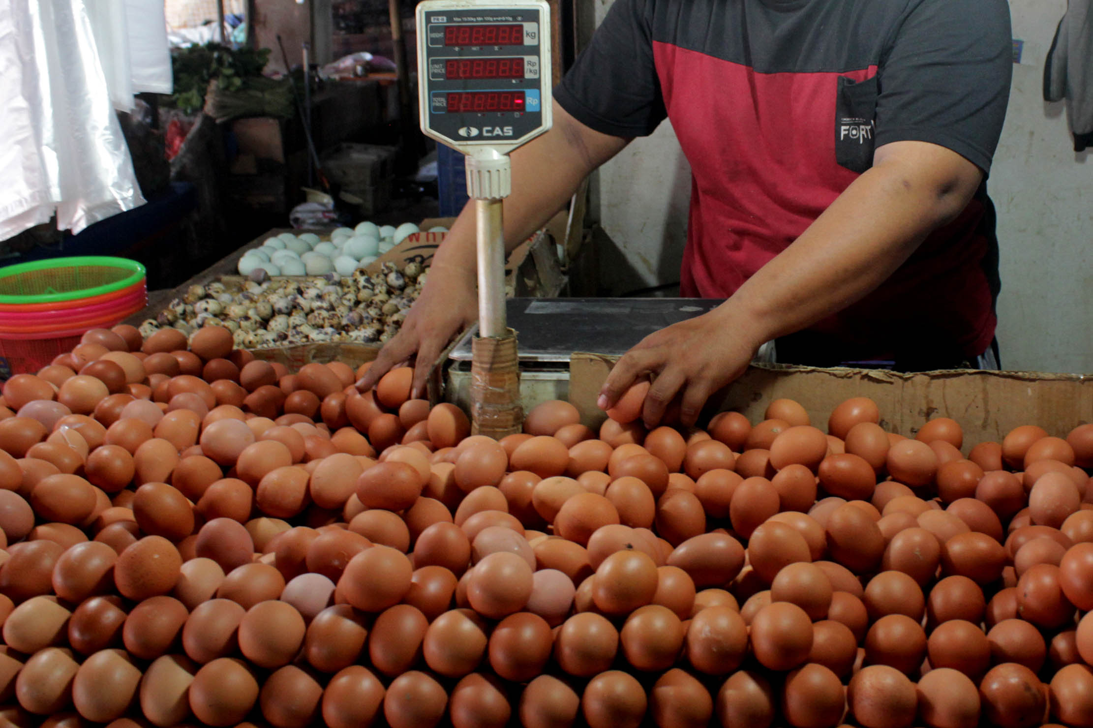 Aktifitas pedagang telur di kawasan Pasar Anyar Kota Tangerang, Senin 27 Desember 2021. Foto : Panji Asmoro/TrenAsia