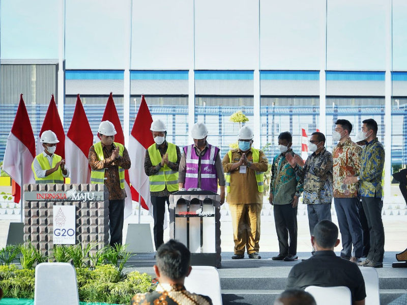 Presiden RI Joko Widodo meresmikan pembangunan Pabrik Ferronickel dan Stainless Steel serta Peresmian PT Gunbuster Nickel Industry di Kabupaten Konawe, Sulawesi Tenggara, Senin, 27 Desember 2021.
