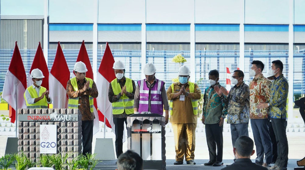 Presiden RI Joko Widodo dalam acara Peninjauan Pabrik Ferronickel dan Stainless Steel serta Peresmian PT Gunbuster Nickel Industry di Kabupaten Konawe, Sulawesi Tenggara, Senin (2712)..jpg
