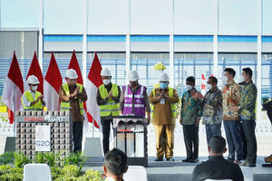 Presiden RI Joko Widodo dalam acara Peninjauan Pabrik Ferronickel dan Stainless Steel serta Peresmian PT Gunbuster Nickel Industry di Kabupaten Konawe, Sulawesi Tenggara, Senin (2712)..jpg