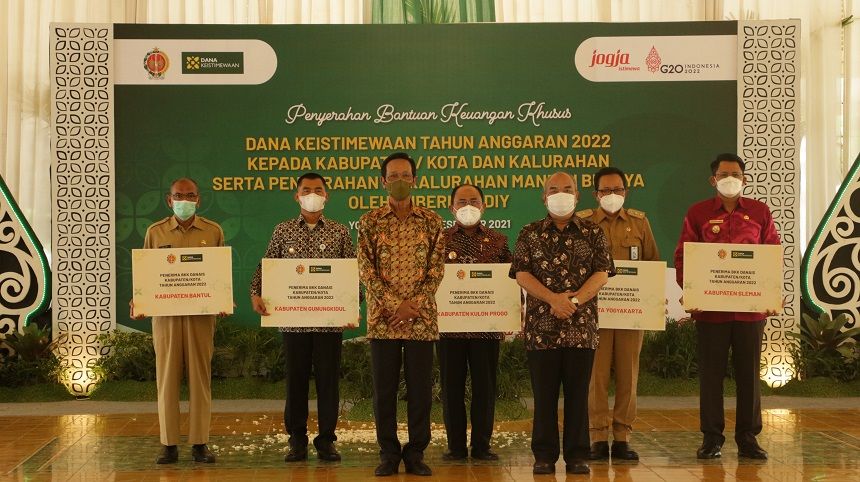 Gubernur DIY Sri Sultan Hamengku Buwono X menyerahkan BKK Dana Keistimewaan kepada kabupaten/kota se-DIY, Senin (27/12/2021).