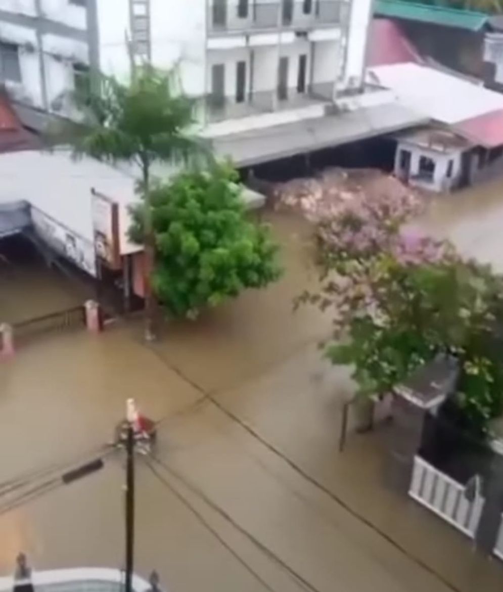 Permukiman dan Jalan Seroja di Kota Palembang banjir pada, Sabtu (25/12/2021)