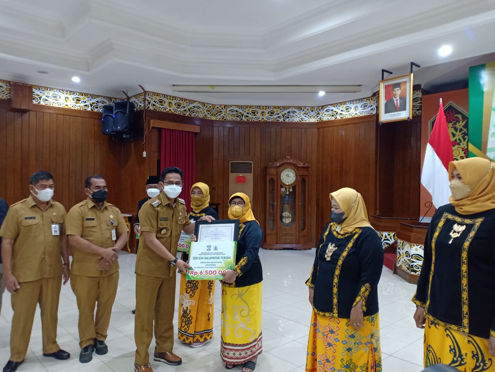 Wali Kota Balikpapan Rahmad Mas'ud menyerahkan penghargaan Adiwiyata Nasional dan Mandiri, di Aula kantor Wali Kota Balikpapan, Selasa (28/12/2021)