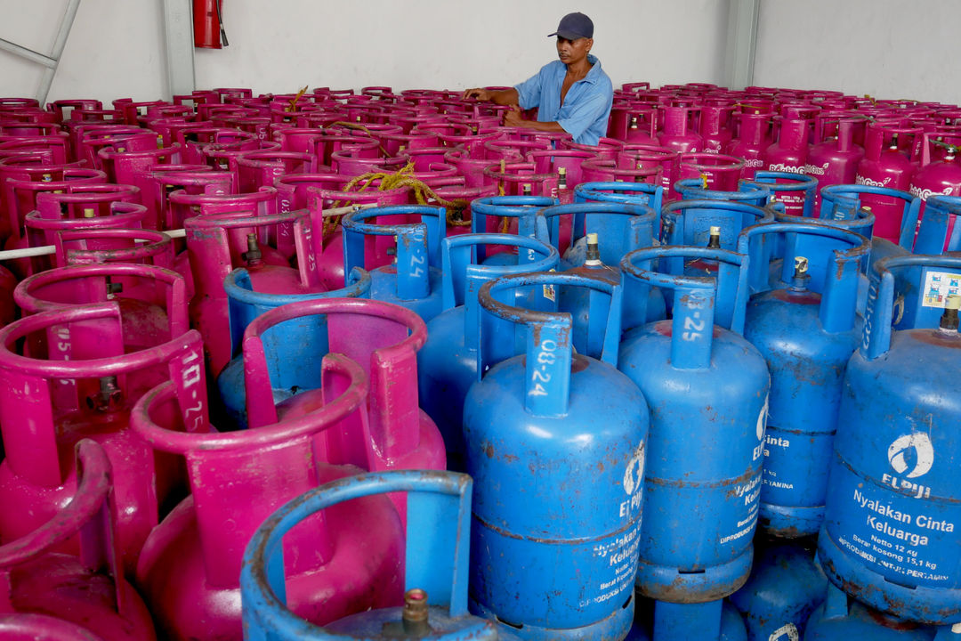 Pekerja menata tabung liquified petroleum gas (LPG) disalah satu agen gas non subsidi kawasan Petojo, Gambir, Jakarta Pusat, Selasa, 28 Desember 2021. Foto: Ismail Pohan/TrenAsia