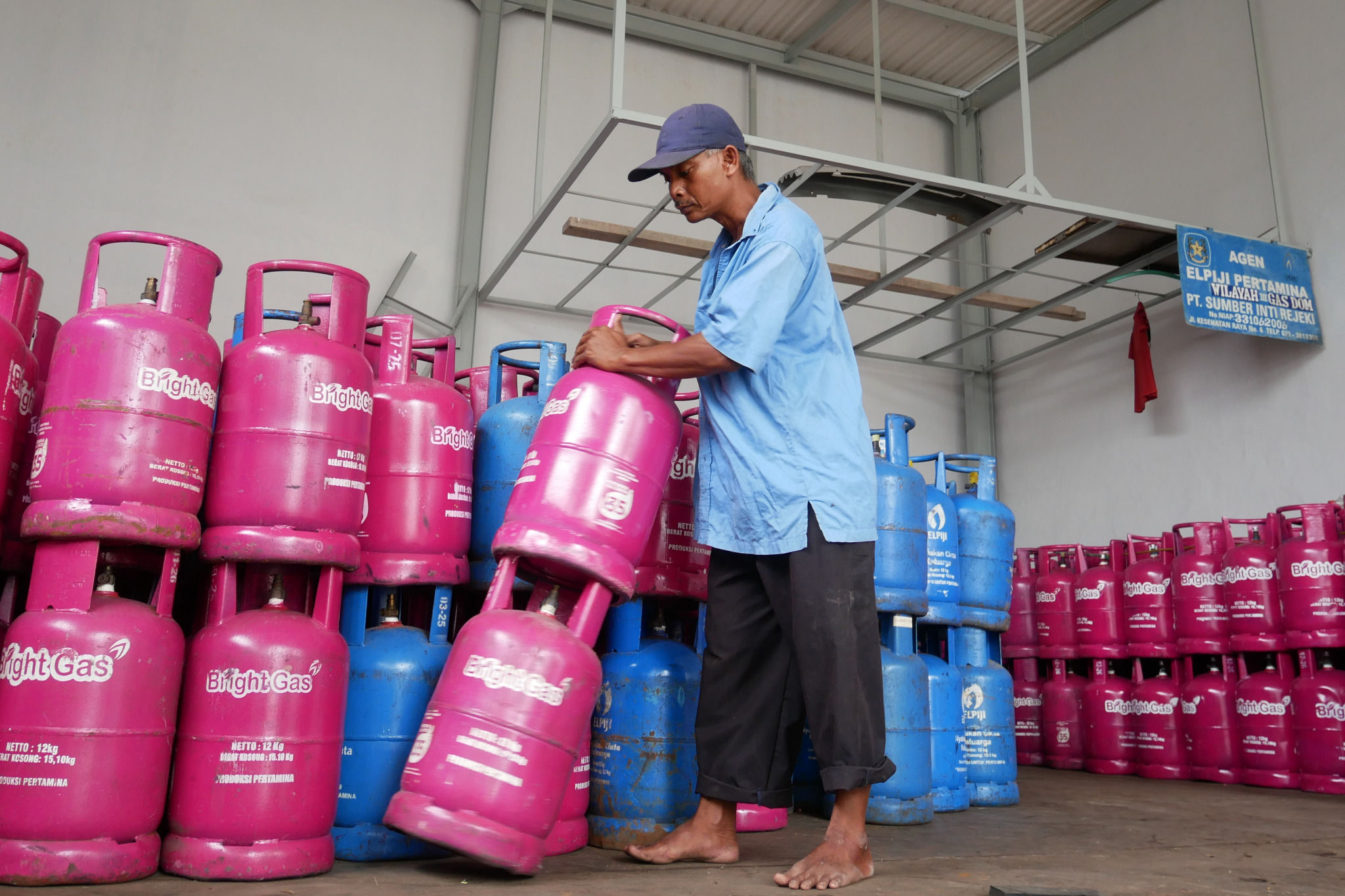Pekerja menata tabung liquified petroleum gas (LPG) disalah satu agen gas non subsidi kawasan Petojo, Gambir, Jakarta Pusat, Selasa, 28 Desember 2021. Foto: Ismail Pohan/TrenAsia