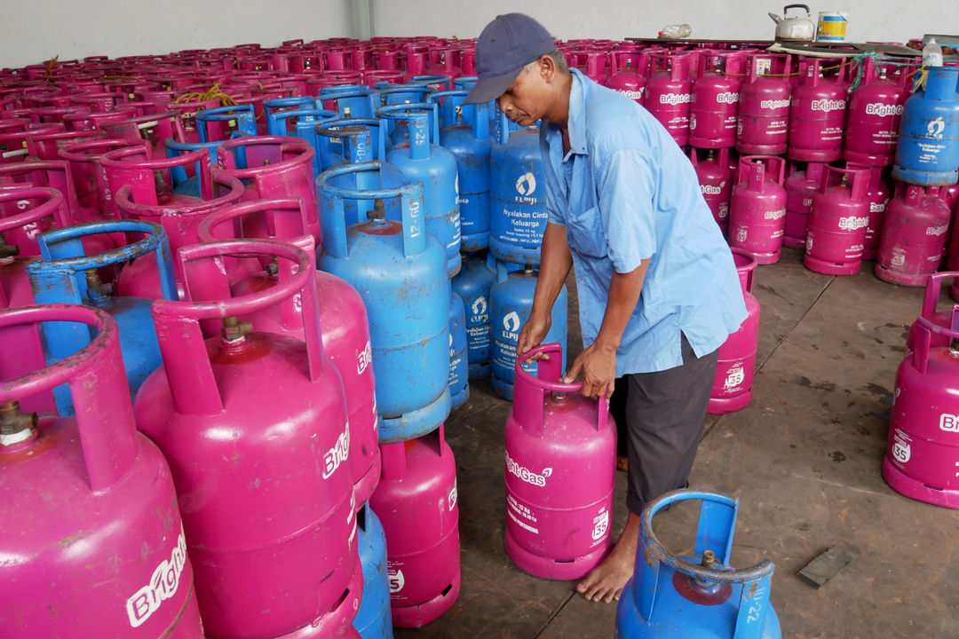 Pekerja sedang menata tabung LPG Bright Gas. Ilustrasi