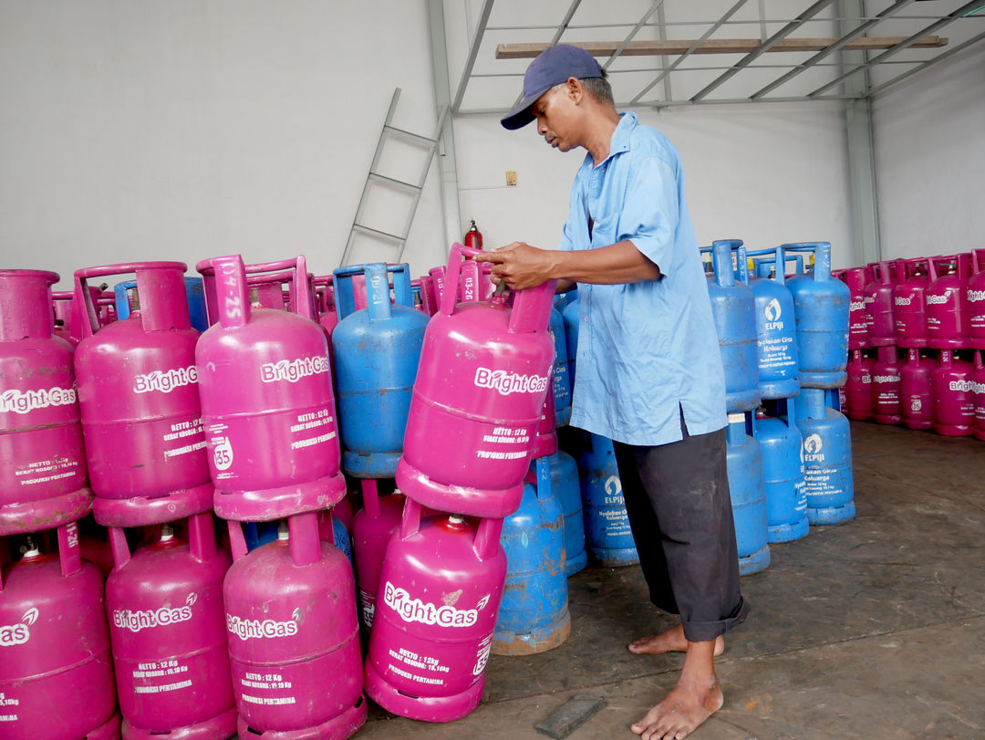 Pekerja menata tabung liquified petroleum gas (LPG) disalah satu agen gas non subsidi kawasan Petojo, Gambir, Jakarta Pusat, Selasa, 28 Desember 2021. Foto: Ismail Pohan/TrenAsia