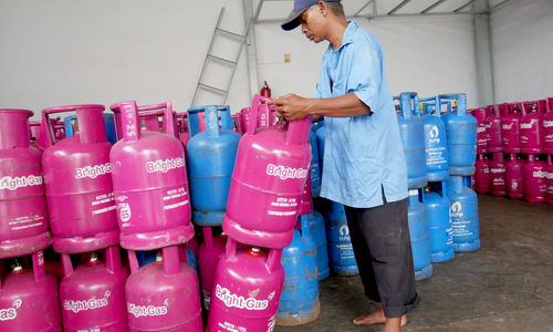 Pekerja menata tabung liquified petroleum gas (LPG) disalah satu agen gas non subsidi kawasan Petojo, Gambir, Jakarta Pusat, Selasa, 28 Desember 2021. Foto: Ismail Pohan/TrenAsia