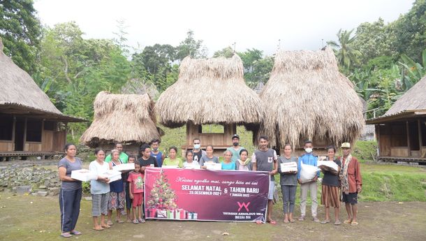 Berbagi Suka Cita Natal, Yayasan Arnoldus Wea Dhegha Nua Serahkan Bingkisan Natal