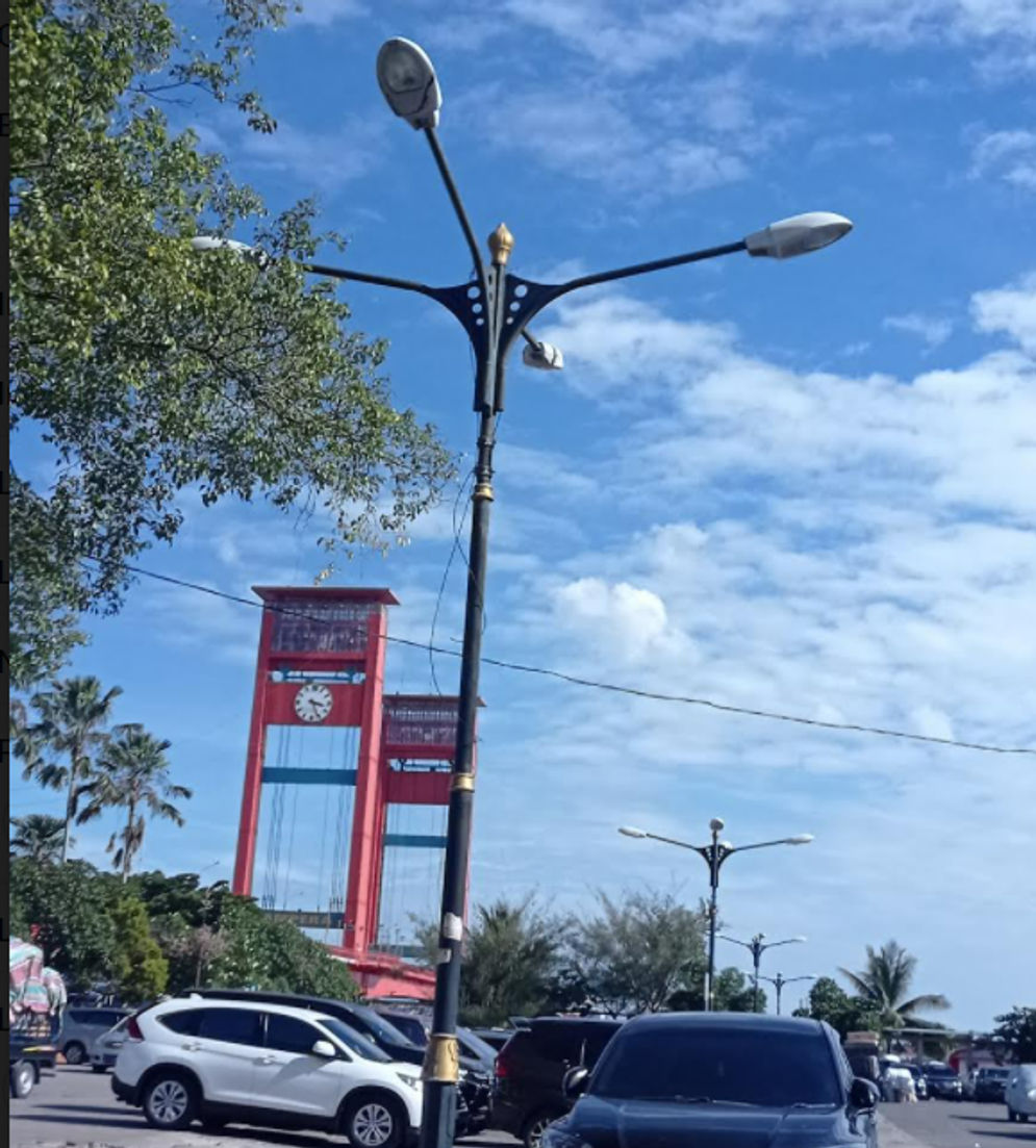 Jembatan Ampera menjadi salah satu lokasi favorite masyarakat untuk pesta kembang api