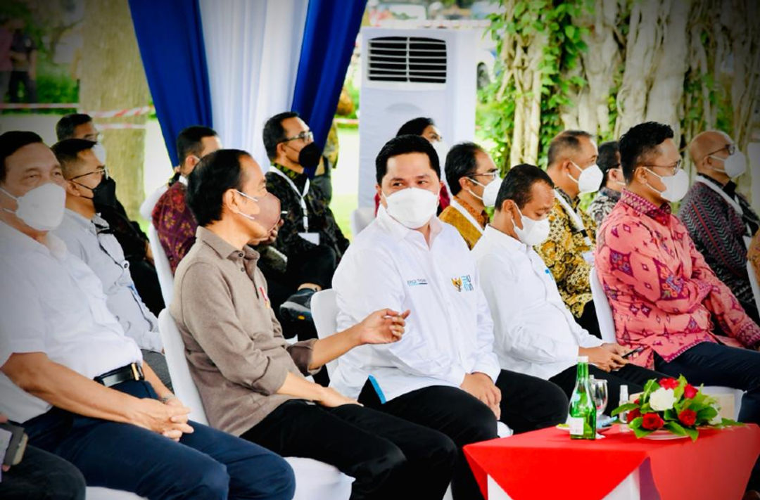 Menteri BUMN Erick Thohir mendampingi Presiden Jokowi dalam acara groundbreaking Rumah Sakit (RS) Internasional Bali yang terletak di Kawasan Wisata Sanur, Kota Denpasar, Provinsi Bali, pada Senin, 27 Desember 2021.