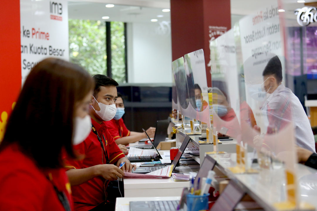 Karyawan melayani pelanggan di gerai Indosat Ooredoo, Jakarta, Rabu, 29 Desember 2021. Foto: Ismail Pohan/TrenAsia