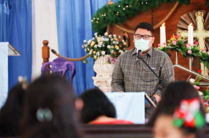 Penatua Rio Dondokambey saat membawakan pesan natal. (Foto:Istimewa)