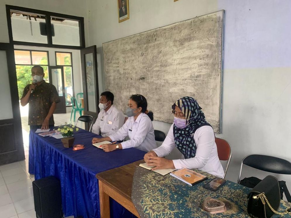 Dinas KPTPH Provinsi Lampung menggelar pertemuan rutin bersama penyuluh pertanian bertempat di BPP Kecamatan Seputih Banyak, Kamis (23/12/2021).