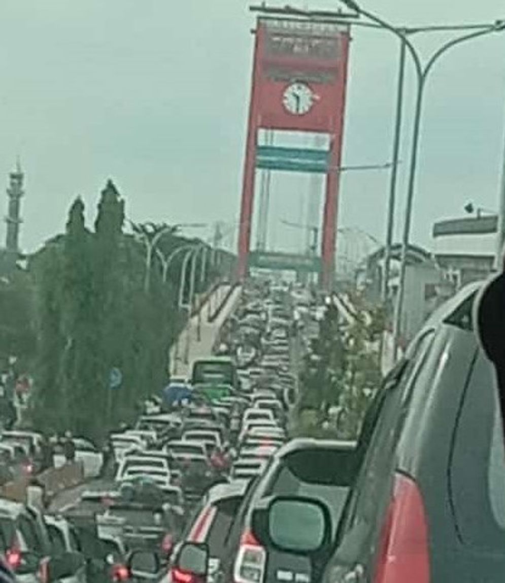 Macet di kawasan Jembatan Ampera