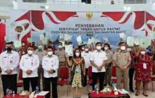 Sertifikat gratis kepada warga yang diserahkan oleh Wakil Gubernur Sulawesi Utara, Steven Kandouw. (Foto:Istimewa)