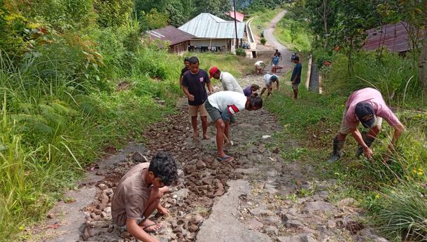 Karang Taruna Dan Warga Kampung Nggori, Manggarai, Perbaiki Jalan Rusak