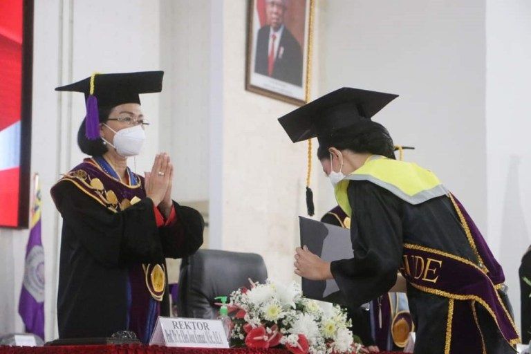 Unsrat Manado menggelar wisuda. (Foto:Istimewa)