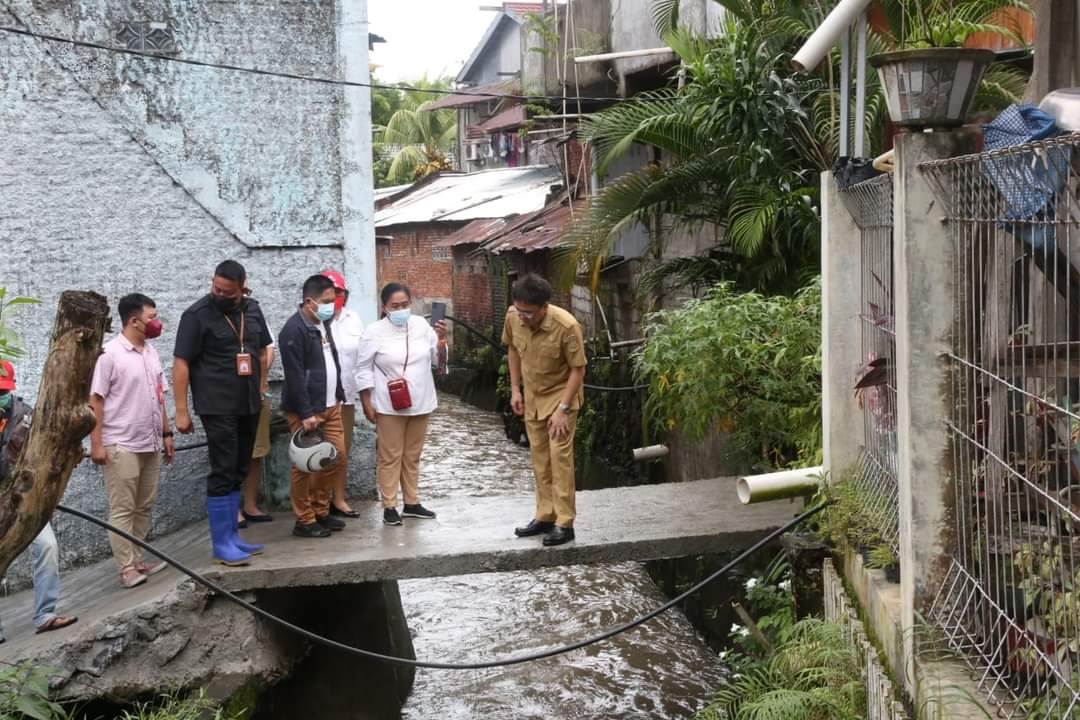 Wali Kota Manado, Andrei Angouw memantau kondisi drainase. (Foto: Istimewa)