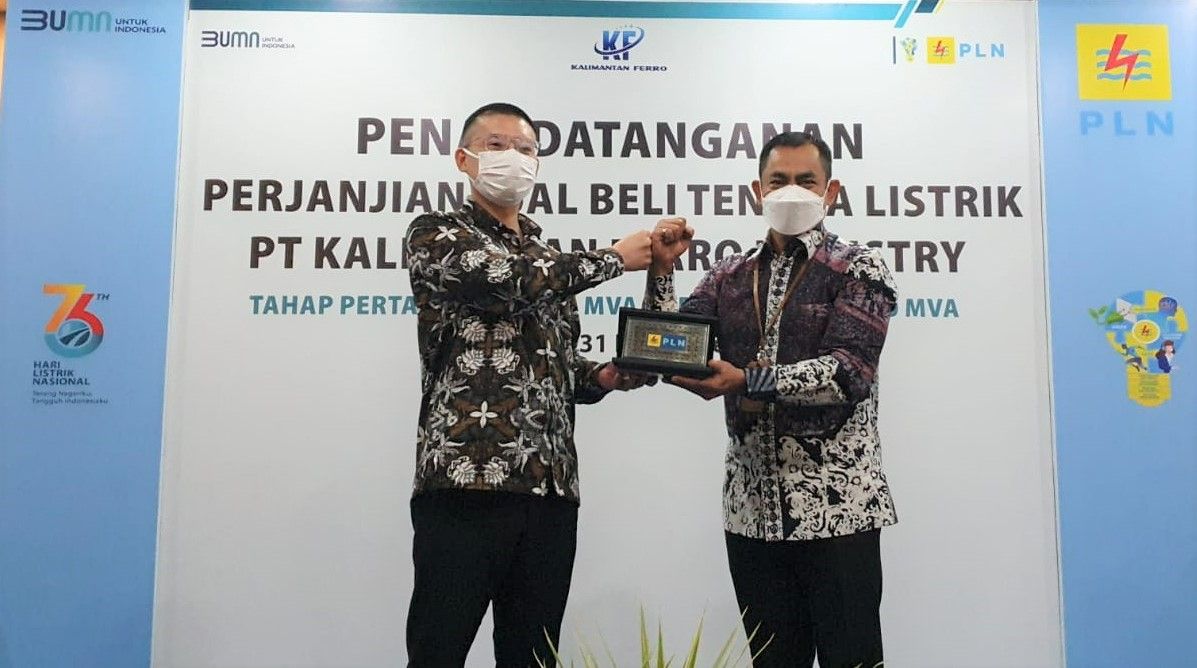 General Manager PLN UIW Kaltimra, Saleh Siswanto bersama dengan Direktur Utama PT KFI, Li Jian, di Balikpapan, Jumat (31/12/2021). 